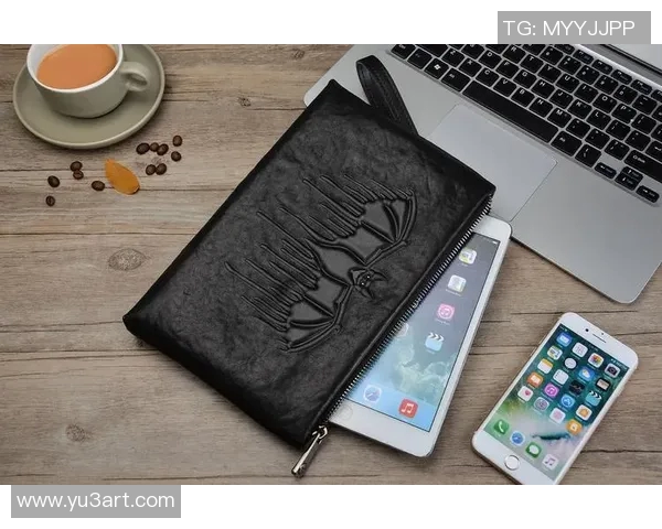 男士足球明星手包时尚潮流解析与搭配技巧分享